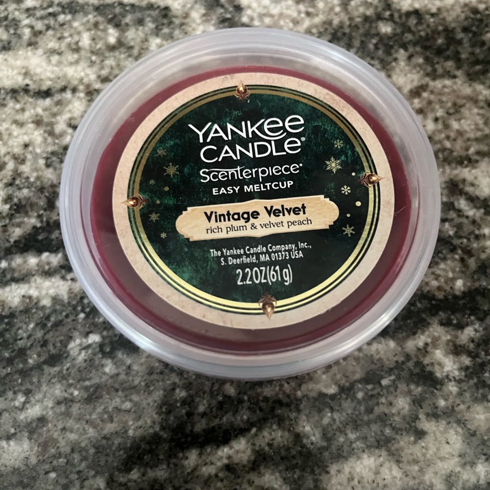 Yankee Candle Vintage Velvet Scenterpiece in Rich Plum